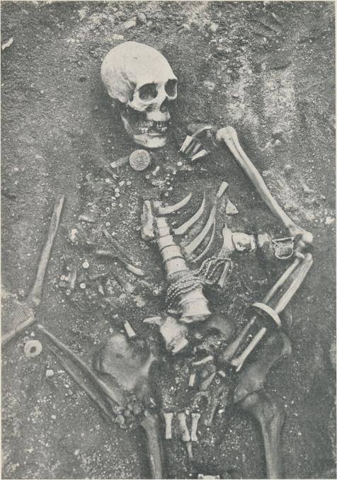 Kvinnograv från vikingatiden, upptäckt vid Hallvede, Eke socken på Gotland, under utgrävning.<bEfter M. Stenberger.