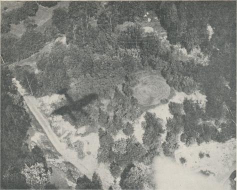 Forntid och nutid mötas; flygfoto av en vid Tibble, sydost om Badelunda kyrka i<bVästmanland belägen Trojaborg (se sid. 398), som framträder på bilden strax till häger om<bskuggan av flygmaskinen. Flygmaskinen har under de senaste ären tagits alltmer i bruk<bav arkeologien. Med dess hjälp kan en trakts forntida bebyggelse på ett överskådligt<boch överraskande sätt iakttagas och mycket upptäckas i terrängen, som för vandraren<bpå marken blir fördolt. Forntid och nutid mötas; flygfoto av en vid Tibble, sydost om Badelunda kyrka i<bVästmanland belägen Trojaborg (se sid. 398), som framträder på bilden strax till häger om<bskuggan av flygmaskinen. Flygmaskinen har under de senaste ären tagits alltmer i bruk<bav arkeologien. Med dess hjälp kan en trakts forntida bebyggelse på ett överskådligt<boch överraskande sätt iakttagas och mycket upptäckas i terrängen, som för vandraren<bpå marken blir fördolt.