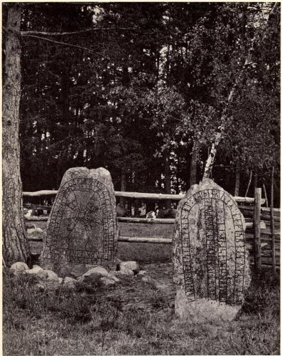 <bVåra äldsta inhemska historiska dokument äro ristade i sten, alltid kortfattade, ofta svårtydda, ibland gåtfulla.<bGärna berätta de om svenskars bragder och rövardåd i mycket fjärran länder — nu lika litet som under<bfolkvandringstiden levde man isolerad uppe i »ultima Thule». Endast långsamt fostrade kristendomen till mildare seder<b— och även en runsten prydd med korsets tecken kan, som här, ha att berätta om en man, vilken »var i<bvästerled i England och fick andel i gälden; borgar i Saxland stormade han skickligt».<bRunstenar från 1000-talet i Grinda, Södermanland.<b