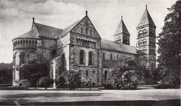 Nordens första katedral och den romanska stilens förnämsta skapelse i Norden är den åt S:t Laurentius vigda domkyrkan<bi Lund, under lång tid sätet för Skandinaviens kyrklige överherre. Den är väsentligen en skapelse av 1100-talet — av<bexteriören äro tornpartierna de minst ursprungliga.