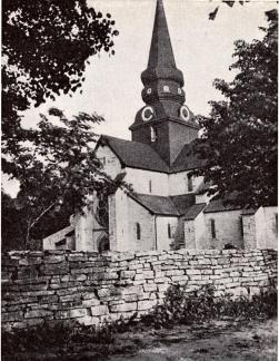 Varnhems klosterkyrka speglar både i exteriör och interiör<b(se plansch vid sid. 108) övergången mellan romansk och<bgotisk stil. Rundbågar och spetsbågar förekomma<bbredvid varandra.