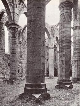 Franciskanernas kyrka i Visby, som påbörjades på 1230-talet<boch bar S:ta Karins namn, ombyggdes under höggotisk tid<bmed ett nytt kor (1391), vilket upptogs som mönster för ombyggnaden<bav S:t Nicolaikyrkan (1400). De båda ruinerna höra med sina smäckra<bkolonner och höga valv till de ståtligaste i Norden.