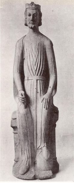 S:t Olof avbildas — till<bskillnad från S:t Erik — med skägg.<bKarakteristiskt för honom är<bockså bilden av ett troll under<bfotterna. Denne S:t Olof —<bav uppsvensk i200-tals skol a —<bär från Valö kyrka i Uppland.<b/ handen har han hållit en<byxa — det vapen, varmed<bhelgonet bragtes om livet.