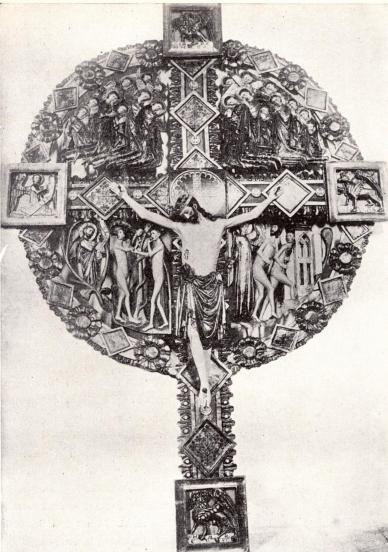 Det praktfulla triumfkrucifixet i öja kyrka (omkring 1270) har den för gotländska<btriumfkrucifix typiska ringen; märkliga äro figurgrupperna inom denna, visande syndafallet och<butdrivandet ur paradiset samt upptill änglakörer. Korsarmarna sluta i kvadratiska plattor<bmed de fyra evangelisternas symboler: ängeln (Matteus), lejonet (Markus), oxen (Lukas)<boch örnen (Johannes).