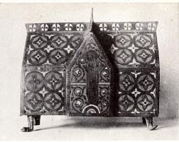 Relikskrinet från Spånga kyrka i Uppland är ett franskt<barbete från 1100-talet. Själva emaljmassan består av<bpulvriserat glas, som smältes och ingöts i gropar i<bkopparskrinet. — Statens historiska museum.