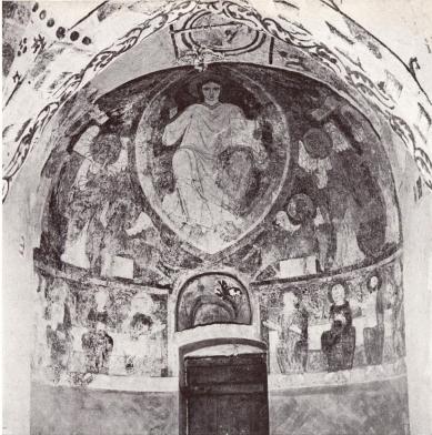 Det var under tidigare medeltid vanligt att pryda absidens hjälmvalv med en bild av<bKristus som världsdomare — Kristus som »ärones konung». Så skedde även i Norra<bÅsums kyrka i Skåne, varifrån denna bild av en romansk absidutsmyckning är hämtad. Det var under tidigare medeltid vanligt att pryda absidens hjälmvalv med en bild av<bKristus som världsdomare — Kristus som »ärones konung». Så skedde även i Norra<bÅsums kyrka i Skåne, varifrån denna bild av en romansk absidutsmyckning är hämtad.
