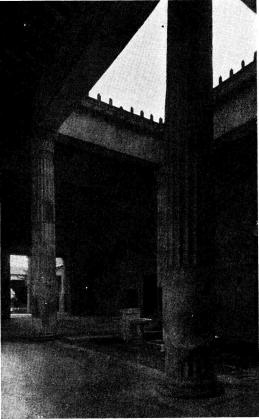 <bFig. 1. Hus från Pompeji. Första årh. f. Kr.<bI bakgrunden skymtar peristylen (trädgård med<bomgivande kolonnad). I förgrunden ses atriet<bmed sin vattenbassäng omgiven av fyra<bkorintiska kolonner, så som bruket blev under<binflytande från Grekland, en blandform mellan<bgrekiskt och romerskt som brukar kallas atrium<btetrastylum. Fotografin kan även ge en<bföreställning om hur man numera med<bkonstruktioner av plåt och trä avbildar de förmultnande<bhusens ursprungliga resning, sådan den kan<bfastställas i asklagren.<b <bFig. 1. Hus från Pompeji. Första årh. f. Kr.<bI bakgrunden skymtar peristylen (trädgård med<bomgivande kolonnad). I förgrunden ses atriet<bmed sin vattenbassäng omgiven av fyra<bkorintiska kolonner, så som bruket blev under<binflytande från Grekland, en blandform mellan<bgrekiskt och romerskt som brukar kallas atrium<btetrastylum. Fotografin kan även ge en<bföreställning om hur man numera med<bkonstruktioner av plåt och trä avbildar de förmultnande<bhusens ursprungliga resning, sådan den kan<bfastställas i asklagren.<b