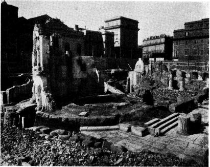 <bFig. 3. De nu pågående utgrävningarna vid Piazza Argentina.<bI förgrunden fundamentet och några kolonner av ett rundtempel. Därbortom<bett rektangulärt tempel. Det sid. 008 omtalade äldsta templet på platsen<bligger ytterligare hitom rundtemplet. En del av kolonnerna ha kunnat<bytterligare rekonstrueras med återfunna stycken och kapitäl.<b <bFig. 3. De nu pågående utgrävningarna vid Piazza Argentina.<bI förgrunden fundamentet och några kolonner av ett rundtempel. Därbortom<bett rektangulärt tempel. Det sid. 008 omtalade äldsta templet på platsen<bligger ytterligare hitom rundtemplet. En del av kolonnerna ha kunnat<bytterligare rekonstrueras med återfunna stycken och kapitäl.<b