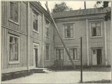 Paul Peter Waldenströms fädernehem i Luleå.<b<smalFrån gårdssidan.<b(Foto: G. Lövgren, Luleå.)</smal