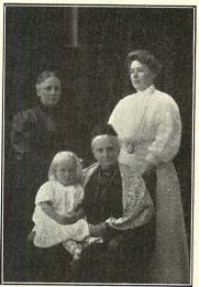 Emma Govenius (sittande). Emma Govenius (sittande).