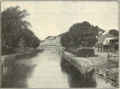 Uppsala på 1860-talet.<bFyrisån med Västgötaspången och Ö. Ågatan.<b(Foto: E.  Osti, Uppsala.)