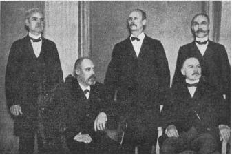 Uppsala skoarbetarefackförenings första styrelse vid 20-årsminnet<bav föreningens tillvaro.