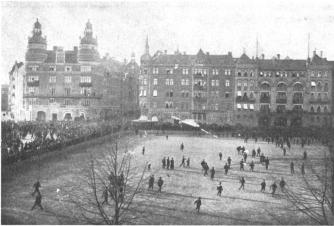 Folkmassorna framför Folkets hus i Stockholm under de oroliga<baprildagarna vid storstrejken 1902.