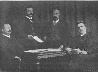 Första socialdemokratiska riksdagsgruppen.<bFrån vänster: Nils Persson, Viktor Larsson, Thorsson och<bHj. Branting.