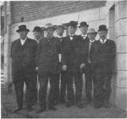 Civilkommissionen 1908.<bPå bilden synes bl. a. E. A. Nilsson, Carl Persson i Stallerhult,<bJ. F. Nyström, Jacob Earsson och Thorsson. Civilkommissionen 1908.<bPå bilden synes bl. a. E. A. Nilsson, Carl Persson i Stallerhult,<bJ. F. Nyström, Jacob Earsson och Thorsson.
