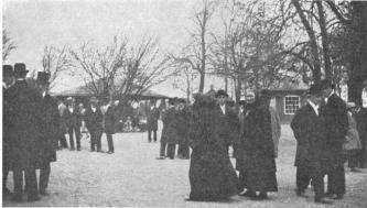 Samlingen i Folkets park begravningsdagen.