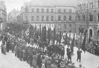 Fanborgen passerar Stortorget.