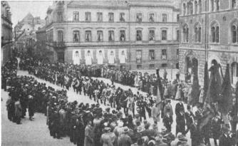Kransbärarna passera. Kransbärarna passera.
