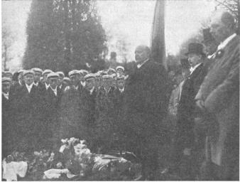 Herman Lindqvist talar på riksdagens vägnar. Herman Lindqvist talar på riksdagens vägnar.